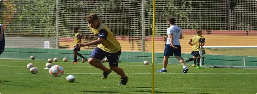 barcelona alto rendimiento campus futbol - Cómo se llama la escuela de fútbol de Barcelona