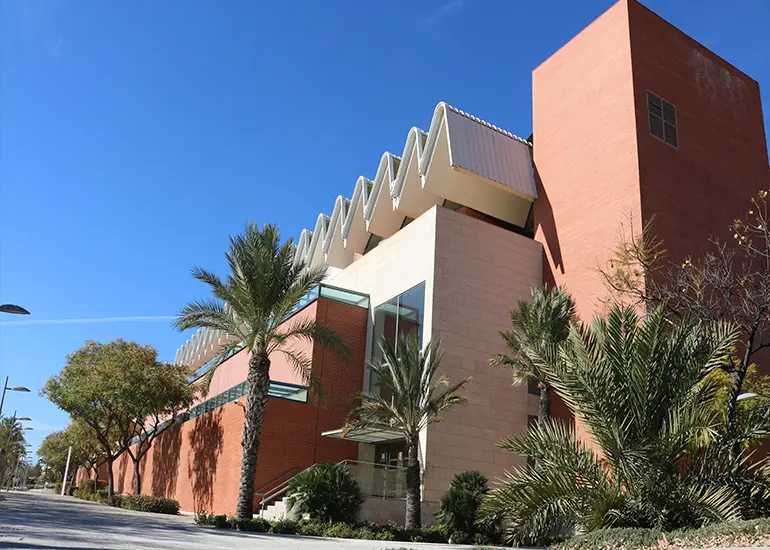 edificio altabix umh - campus de elche - Cuántos alumnos hay en la UMH