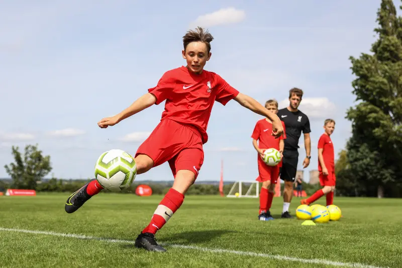 campus futbol 18 a 22 años - Qué servicios ofrece una escuela de fútbol